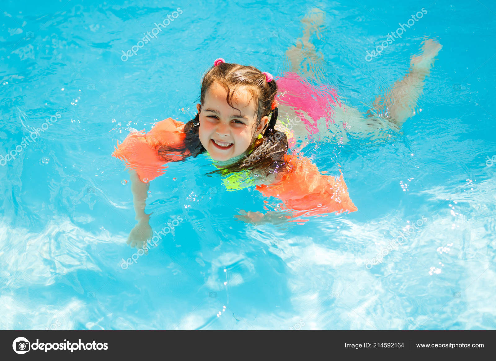 Heureuse Petite Fille Dans Parc Aquatique Nager Sous L
