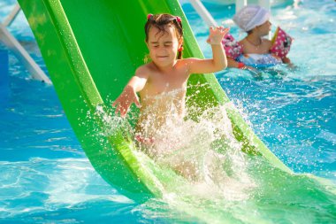 Aqua park kız slayt aşağı