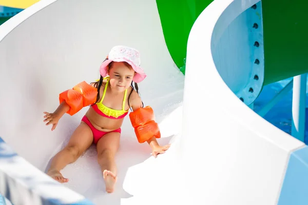 Щаслива Маленька Дівчинка Ковзає Водяній Гірці Аквапарку — стокове фото