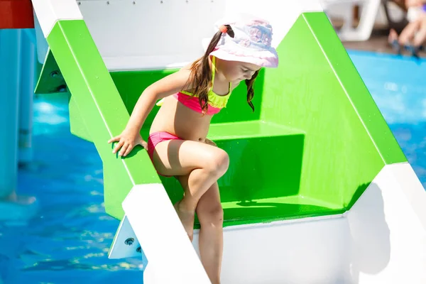 Menina Descendo Escadas Escorrega Água Aquapark — Fotografia de Stock