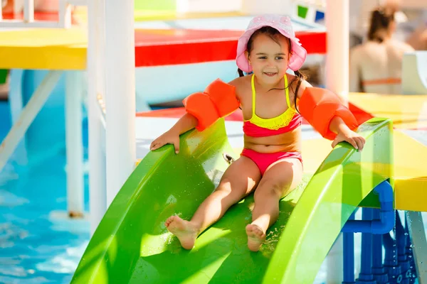 Aqua Park Kız Slayt Aşağı Kaydırağı — Stok fotoğraf