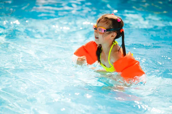 Linda Niña Con Gafas Parque Acuático Nadando Bajo Agua Sonriendo — Foto de Stock