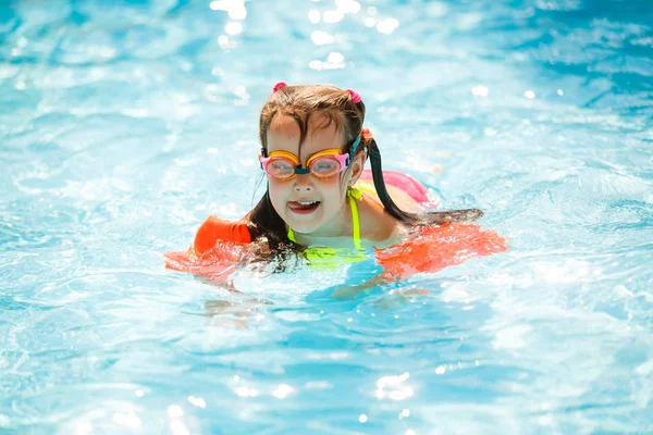 Linda Niña Con Gafas Parque Acuático Nadando Bajo Agua Sonriendo — Foto de Stock