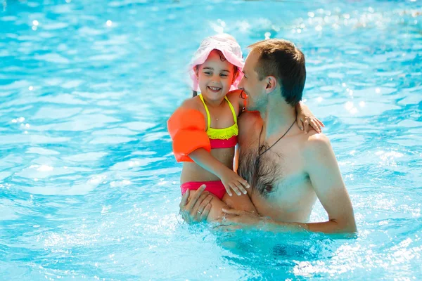 Père Actif Enseignant Fille Tout Petit Nager Dans Piscine Sur — Photo