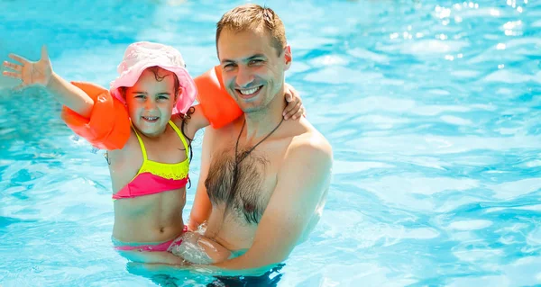 Junger Fröhlicher Vater Und Seine Kleine Tochter Schwimmbad — Stockfoto