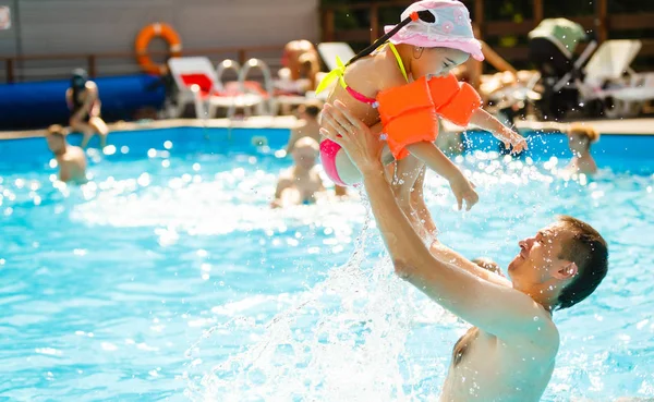 Kleines Mädchen Und Glücklicher Vater Haben Spaß Freibad — Stockfoto