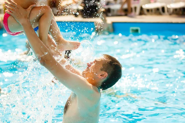 Denizde Tropik Bir Tatil Köyünde Mavi Yüzme Havuzunda Oynayan Mutlu — Stok fotoğraf