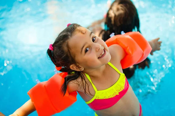 Aquapark Üzerinde Çocuklar Için Yüzme Havuzu Slayt Slayt Yaz Çocuk — Stok fotoğraf
