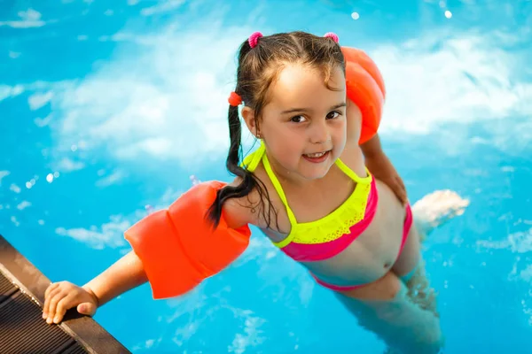Entzückendes Glückliches Kleines Kind Mädchen Badeanzug Die Spaß Beim Entspannen — Stockfoto
