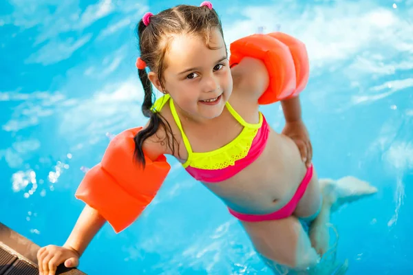 Yüzme Havuzu Küçük Kız Gülümseyerek — Stok fotoğraf