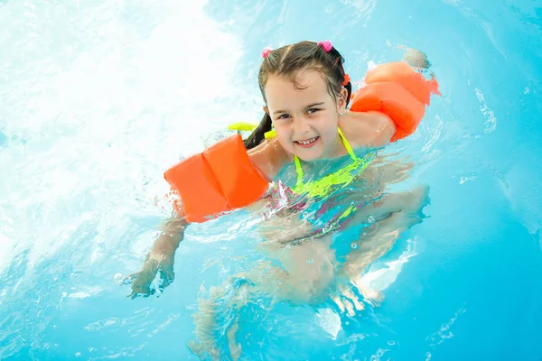 Niña Parque Acuático Nadando Bajo Agua Sonriendo — Foto de Stock