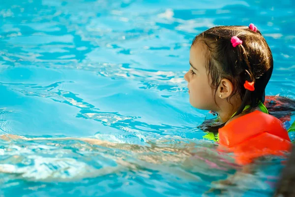 Niña Reflexiva Piscina Aire Libre — Foto de Stock