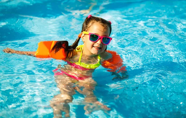 Маленькая Девочка Аквапарке Плавает Водой Улыбается — стоковое фото