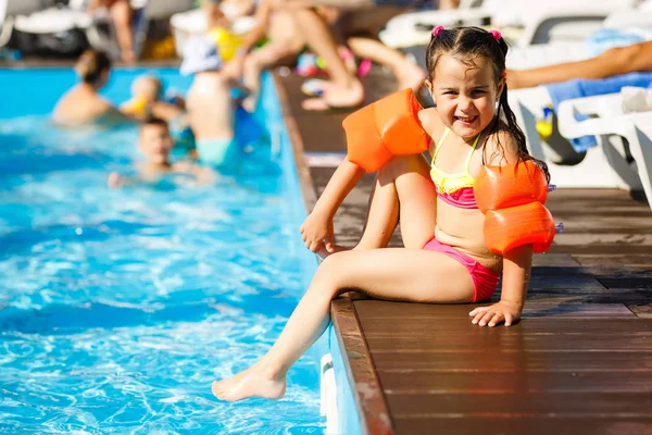 Süßes Lächelndes Kleines Mädchen Sitzt Der Nähe Des Schwimmbades — Stockfoto
