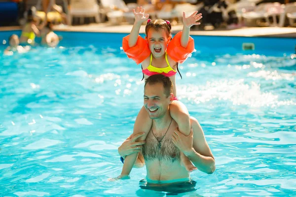 Junger Fröhlicher Vater Und Seine Kleine Tochter Amüsieren Sich Schwimmbad — Stockfoto