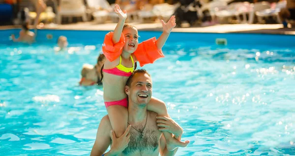 Genç Neşeli Baba Küçük Kızı Havuzda Eğleniyor — Stok fotoğraf