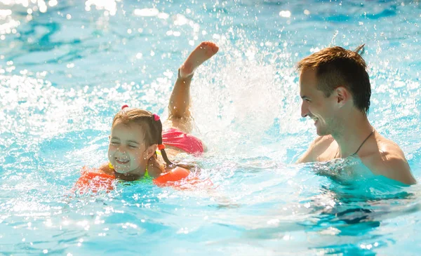 Küçük Kız Açık Hava Yüzme Havuzunda Eğleniyor Mutlu Baba — Stok fotoğraf