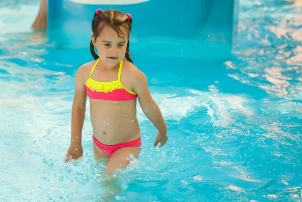 Küçük Kız Aquapark Yüzme Havuzunda Eğleniyor — Stok fotoğraf