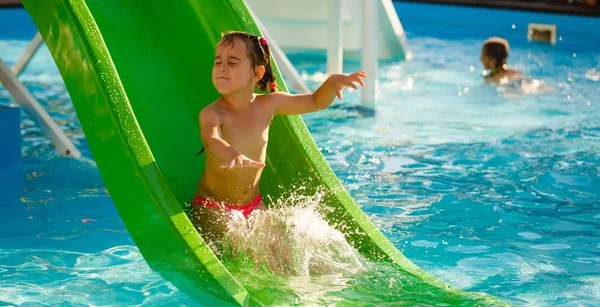 Parc Aquatique Fille Glisser Vers Bas Sur Glissière Eau — Photo