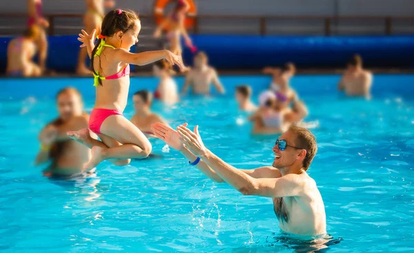 Mutlu Etkin Aile Genç Baba Yaz Tatili Zevk Suya Atlama — Stok fotoğraf