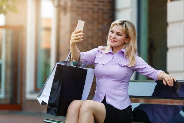 Beautiful Cheerful Girl Smartphone Sitting Bench Sunny Day Line Shopping — Stock Photo, Image