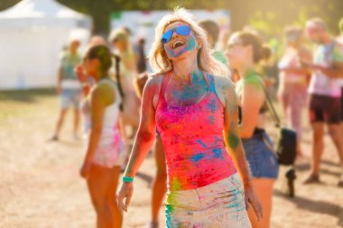 Kiev, Ukrayna - 13 Ağustos 2017: Holi Festivali gülüyor zenci kız