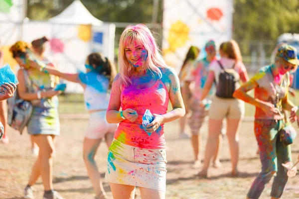 Holi Renkli Festivali Mutlu Kız Portresi — Stok fotoğraf