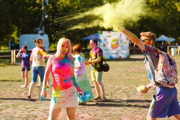 Renkli Boya Elinde Tutan Duran Holi Festival Alanında Kapalı Gözlerle — Stok fotoğraf