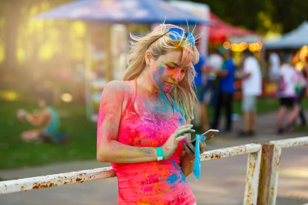 Cep Telefonu Kullaranarak Holi Renkli Festivali Mutlu Genç Kız Portresi — Stok fotoğraf