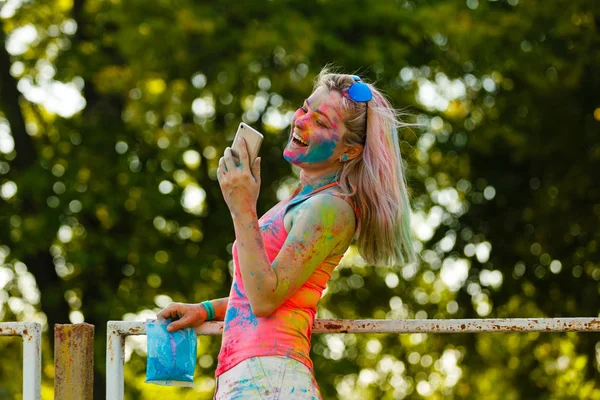 携帯電話を使用してホーリー色祭幸せな若い女の子のキエフ ウクライナ 2017 肖像画 — ストック写真