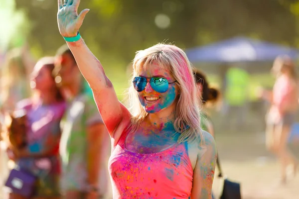 Portret Szczęśliwy Dziewczyna Noszenia Okularów Holi Festiwal Kolor — Zdjęcie stockowe