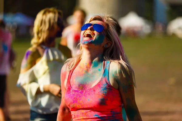 Mutlu Kız Güneş Gözlüğü Takmış Holi Renkli Festival Portresi — Stok fotoğraf