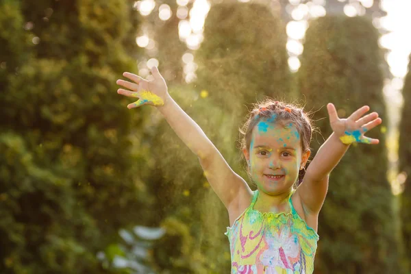 Porträt Eines Glücklichen Kleinen Mädchens Mit Farbigem Puder Beschmiert — Stockfoto