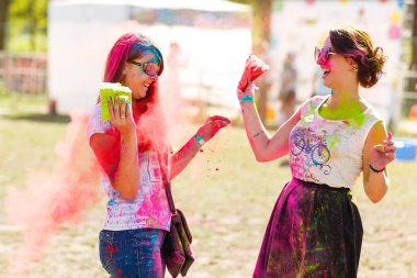 Kiev, Ukrayna - 13 Ağustos 2017: Portre mutlu genç kızların holi renkli Festivali