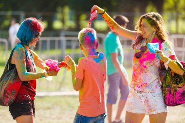 Kiev, Ukrayna - 13 Ağustos 2017: Portre mutlu genç kızların holi renkli Festivali