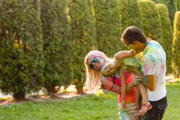 Portret Van Gelukkige Jonge Familie Holi Kleur Festival — Stockfoto