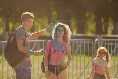 Kiev, Ukrayna - 13 Ağustos 2017: Holi renkli Festivali mutlu genç kız portresi