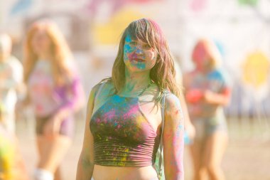 Kiev, Ukrayna - 13 Ağustos 2017: Holi renkli Festivali mutlu genç kız portresi