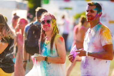 Kiev, Ukrayna - 13 Ağustos 2017: Holi renkli Festivali mutlu genç kız portresi