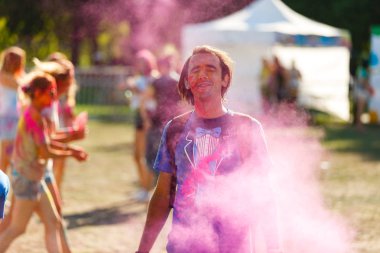 Kiev, Ukrayna - 13 Ağustos 2017: Kutlama renk Holi Festival