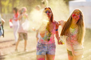 Kiev, Ukrayna - 13 Ağustos 2017: Portre mutlu genç kızların holi renkli Festivali