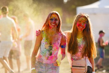 Kiev, Ukrayna - 13 Ağustos 2017: Portre mutlu genç kızların holi renkli Festivali