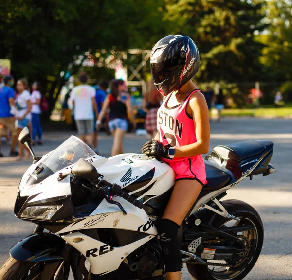 Menina Motociclista Uma Motocicleta — Fotografia de Stock