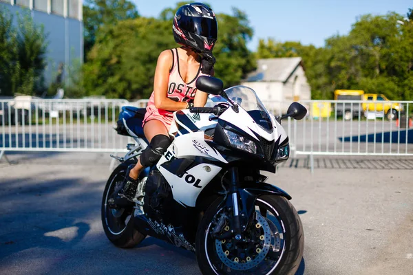 Menina Motociclista Uma Motocicleta — Fotografia de Stock