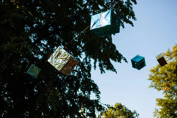 Cajas Regalo Colgando Ramas Árboles Contra Cielo — Foto de Stock