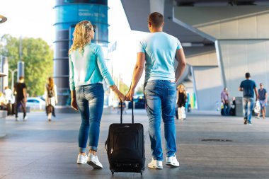 Kalkış havaalanı terminal için bekleyen genç çift