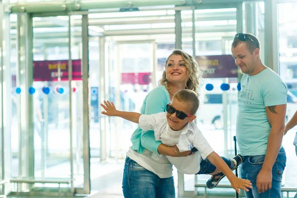 Молодая Семья Сыном Развлекается Аэропорту Перед Вылетом — стоковое фото