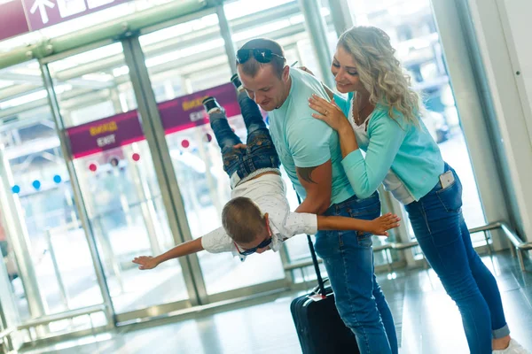 Молода Сім Сином Розважається Аеропорту Перед Від Їздом — стокове фото