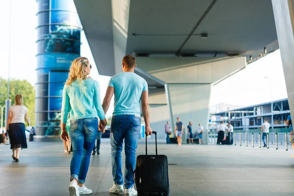 Junges Paar Läuft Vor Abflug Mit Gepäck Flughafen Terminal — Stockfoto