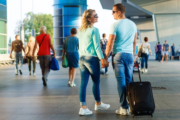 Young Couple Walking Luggage Airport Terminal Departure — Stock Photo, Image